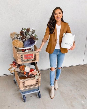 J. Crew Blaz­er In Wool of Hoang-Kim on the Instagram account @hkcung