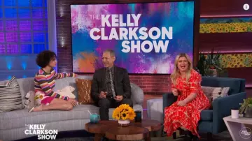 La doublej Good Butt flo­ral Cot­ton-stretch Shorts worn by Ilana Glazer on The Kelly Clarkson Show January 22, 2020