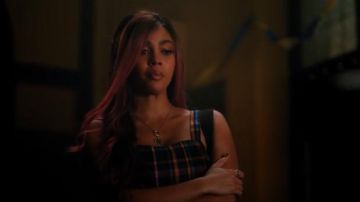 Plaid Carré de Cou Crop Top porté par Toni Topaze (Vanessa Morgan) dans Diva Saison 4 Épisode 10