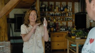 Chemise beige de la mère (Anne Girouard) dans Papi Sitter