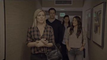 Black Square Leather Bag worn by Brianna Hanson (June Diane Raphael) in Grace and Frankie Season 6 Episode 2