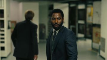 Chaqueta de traje azul a rayas (de John David Washington) en Tenet