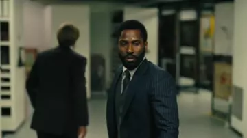 La veste de costume bleue rayée de (John David Washington) dans Tenet