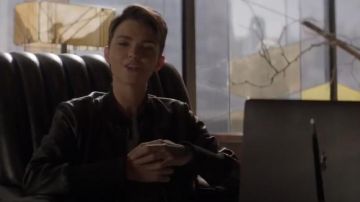 Chaqueta Bomber de cuero negro usada por Kate Kane (Ruby Rose) en Batwoman Temporada 1 Episodio 10