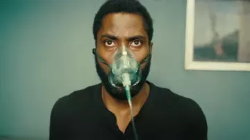 T shirt noir avec boutons de (John David Washington) dans Tenet