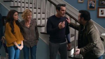 Yellow Turtleneck Sweater worn by Haley Dunphy (Sarah Hyland) in Modern Family Season 11 Episode 12