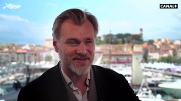 Chemise bleu ciel de Christopher Nolan dans Interview de Christopher Nolan - Cannes 2018