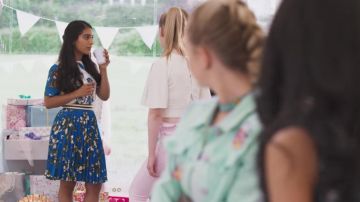 Bleu Floral Haut de Jade (Manpreet Bambra) en champ Libre (S02E05)