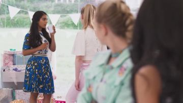 Bleu Floral Plissé Jupe de Jade (Manpreet Bambra) en champ Libre (S02E05)