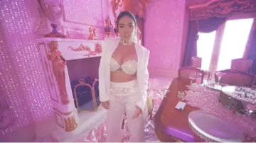 Blazer blanc de Karol G dans KAROL G, Nicki Minaj - Tusa
