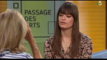 Le che­mi­sier À Col Mon­tant Bordé De Vo­lants de Clara Lucciani dans Passage des Arts le 22.01.2020