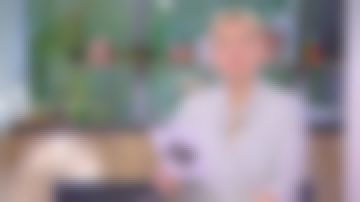 La camisa lisa de Anne-Élisabeth Lemoine en C à vous el 23.01.2020