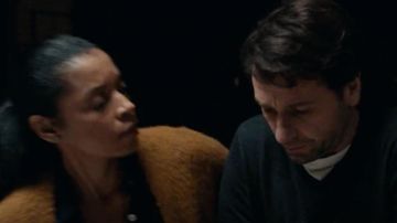 Cardigan fluffy yellow Andrea Vogel (Susan Kelechi Watson) in A friend special