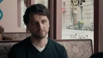 White T-shirt of Lloyd Vogel (Matthew Rhys) in A friend special