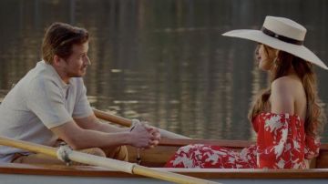 Rouge Robe à fleurs de Fallon Carrington (Elizabeth Gillies) dans Dynastie (S02E22)
