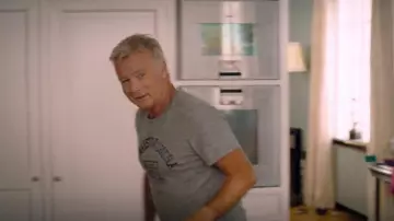 Gray T-shirt with writing of Antoine Mercier (Franck Dubosc) in 10 days without mom