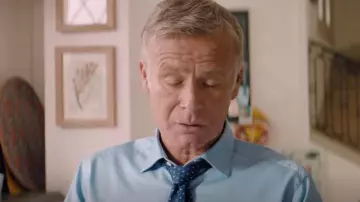 Blue tie of Antoine Mercier (Franck Dubosc) in 10 days without mom