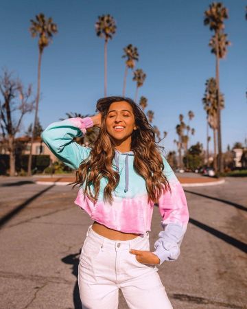 Sudadera con capucha recortada de Jyo en la cuenta de Instagram @jyo_shankar