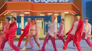 Dr. Martens White Boots nacido por Halsey en BTS (Bulletproof Youth) 'Boy With Luv for Little Things feat. MV oficial de Halsey