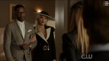 Ceinture en cuir Noir porté par Alexis Carrington (Elaine Hendrix) dans la Dynastie Saison 3 Épisode 9
