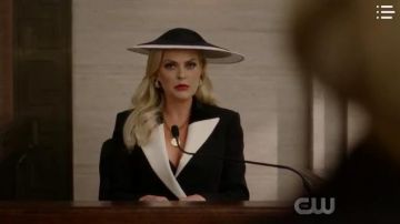 Deux-ton Chapeau de Paille porté par Alexis Carrington (Elaine Hendrix) dans la Dynastie Saison 3 Épisode 9