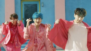 Camisas teñidas de rosa nacidas por Kim Taehyung en BTS (Bulletproof Youth) 'Boy With Luv for Little Things feat. MV oficial de Halsey