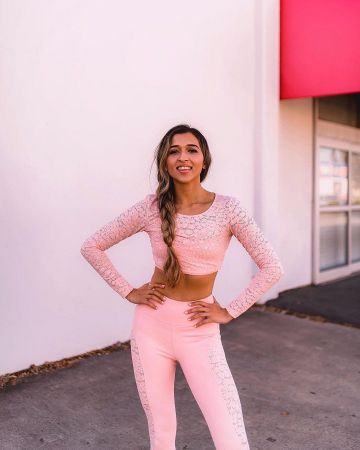 Pink Crop Top de Jyo en la cuenta de Instagram @jyo_shankar