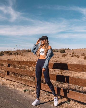 Moto Legging de cintura alta de Jyo en la cuenta de Instagram @jyo_shankar