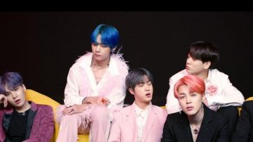 Jacquemus La Robe Alas­sio worn by Kim Taehyung in BTS (방탄소년단) '작은 것들을 위한 시 (Boy With Luv) feat. Halsey' Official MV