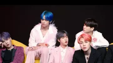 Jacquemus La Robe Alas­sio worn by Kim Taehyung in BTS (방탄소년단) '작은 것들을 위한 시 (Boy With Luv) feat. Halsey' Official MV