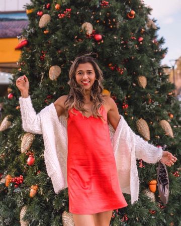 Ex­press Cardi­gan of Jyo on the Instagram account @jyo_shankar