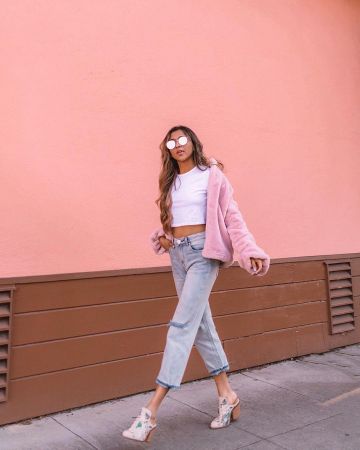 Pink Faux-fur Jack­et of Jyo on the Instagram account @jyo_shankar