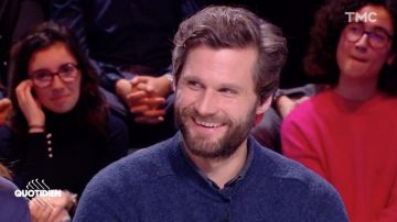 El suéter de guante azul de Alexis Michalik en el programa The Daily el 20 de enero de 2020