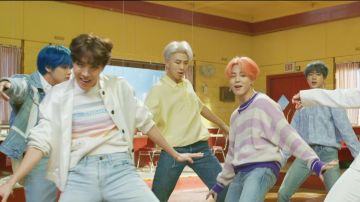 Veste blanche porté par J-Hope en BTS (방탄소년단) '작은 것들을 위한 시 (le Garçon Avec Luv) feat. Halsey Officiel MV