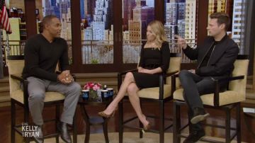 Gianvito rossi Leop­ard-Print Pumps worn by Kelly Ripa on LIVE with Kelly and Ryan January 23, 2020