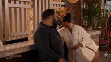 Tote de cuero blanco usado por Rainbow Johnson (Tracee Ellis Ross) en negro Temporada 6 Episodio 13