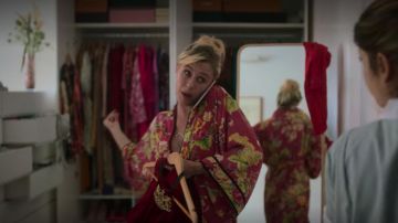 The mirror full-feet in the dressing room of the owner of She (Georgina Amorós) in Elite (Season 2 Episode 3)