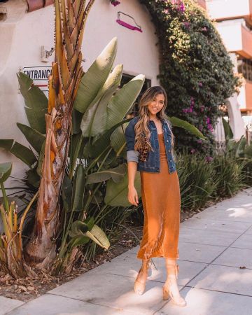 Robe longue en Yello de Jyo sur l'Instagram account @jyo_shankar