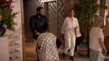 Mono de botón blanco usado por Rainbow Johnson (Tracee Ellis Ross) en negro Temporada 6 Episodio 13