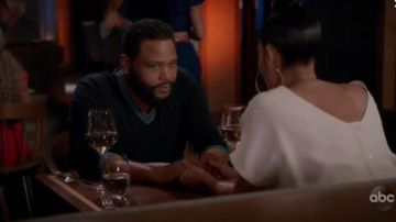 Navy V Neck Sweater usado por Andre 'Dre' Johnson (Anthony Anderson) en negro Temporada 6 Episodio 13