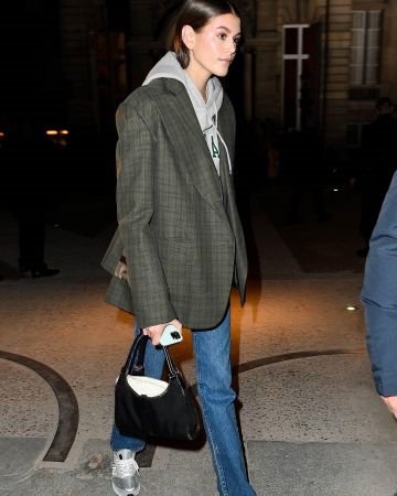 Re Done High Rise Medium Flare Jeans usados por Kaia Jordan Gerber Paris 22 de enero de 2020
