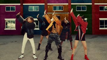 Pantalón pitillo blanco usado por Ryujin en ITZY "달라달라(DALLA DALLA)" M/V