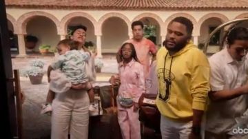 Blanc Large-Jambe de Pantalon porté par arc-en-ciel Johnson (Tracee Ellis Ross), en black-ish Saison 6 Épisode 13