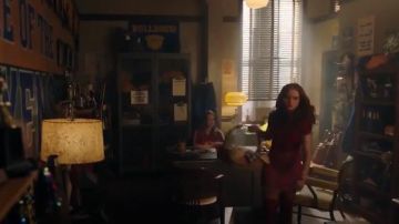 Rose Geo Imprimé Mini Jupe portée par Cheryl Fleur (Madelaine Petsch) à Riverdale Saison 4 Épisode 10