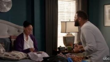 Violet Cardigan porté par arc-en-ciel Johnson (Tracee Ellis Ross), en black-ish Saison 6 Épisode 13