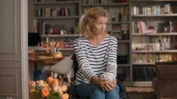 Jean's skinny blue of Florence (Alexandra Lamy) Throughout the world standing