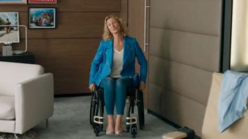 White T-shirt long sleeve v-neck Florence (Alexandra Lamy) Throughout the world standing