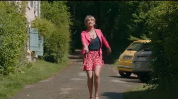 Blazer rosa de Julie (Caroline Anglade) en Tout le monde debout