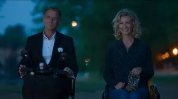 Top has black polka dots white Florence (Alexandra Lamy) Throughout the world standing