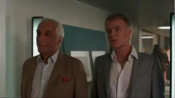 Camisa azul claro de Max (Gérard Darmon) en Tout le monde debout